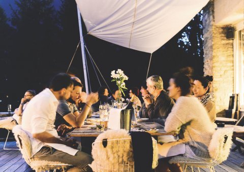 Den Abend mit Gleichgesinnten ausklingen lassen
