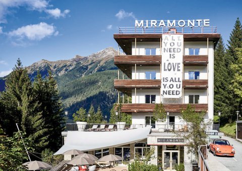 Das Hotel MIramonte eingebettet zwischen den Bergen.