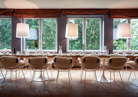 Gemeinsam an der langen Tafel essen