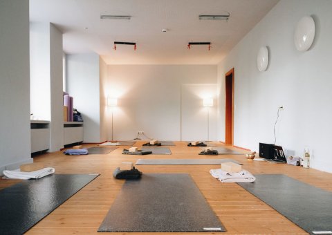 Der helle und gut ausgestattete Yogaraum