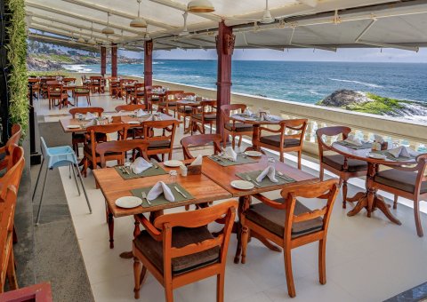 Das Restaurant Naivedya mit Blick auf das Meer