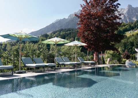 Ziehen Sie Ihre Bahnen mit Blick auf die Berge