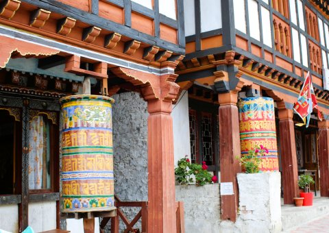 Gebetsmühlen im Zentrum von Mongar