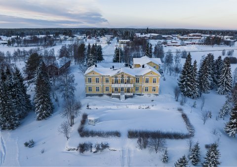 Das Hotel Filipsborg in verschneiter Landschaft