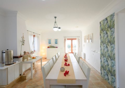 Der helle Wohnbereich lädt zum Verweilen ein