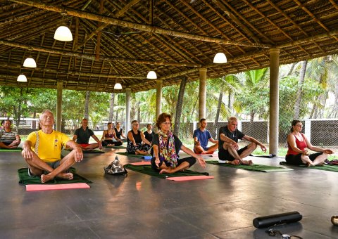 Morgendliche Yoga-Praxis in der Gruppe