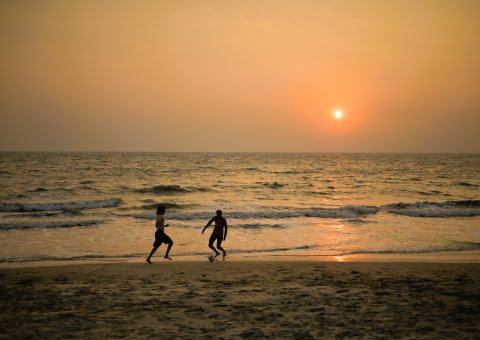 Den Sonnenuntergang am Strand genießen