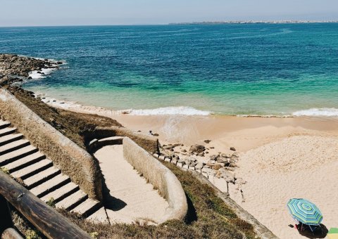 Auf das weite Meer hinaus blicken