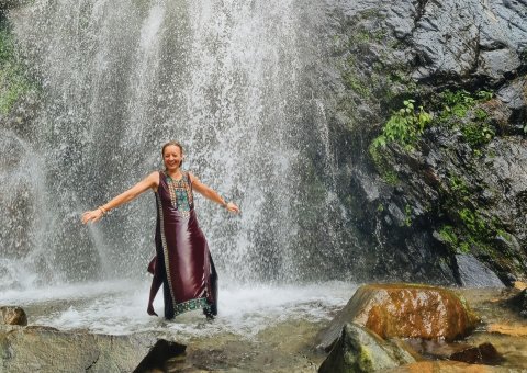 Shakiri Juen unter dem Wasserfall