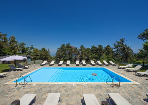 Unter der griechischen Sonne am Pool entspannen