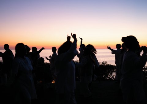 Gemeinsam zum Sonnenuntergang tanzen