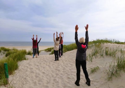 Üben Sie Yoga in den Dünen Baltrums