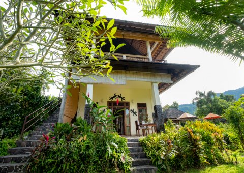 Die Villa Manuk mitten im grünen Garten