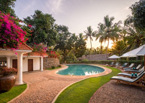 Sonnenuntergang am Pool des Somatheeram Ayurvedic Health Resort