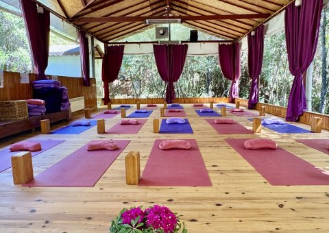 Yoga am Morgen auf der Übungs-Plattform im Freien 