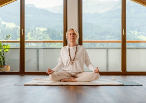 Morgendliche Meditations-Praxis mit Ausblick auf die Berge