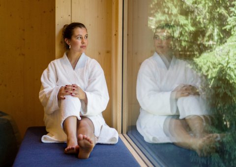 Im Wellness-Bereich mit Blick ins Grüne entspannen