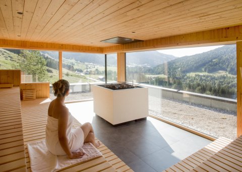 Die Sauna mit Panoramablick auf die Alpen