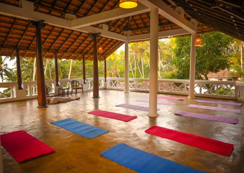 Tägliche Yoga- und Meditationseinheiten in der offenen Yogahalle sind Teil des Programms