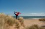 Yoga üben inmitten von Dünen