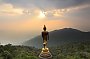 Buddha Statue genießt die Aussicht