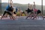 Yoga üben auf der Terrasse des Hotel Balatura