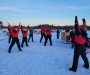 Yogaübungen bei Sonnenaufgang genießen