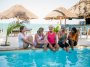 Gemeinsam in der Gruppe zusammen sitzen am Pool