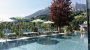 Ziehen Sie Ihre Bahnen mit Blick auf die Berge